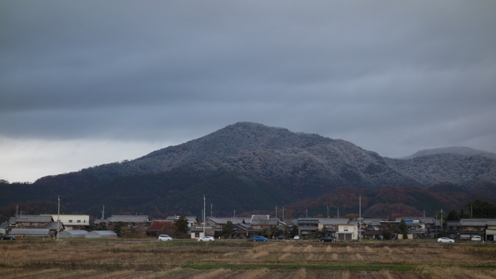 半分だけ雪の小谷山とうちの村