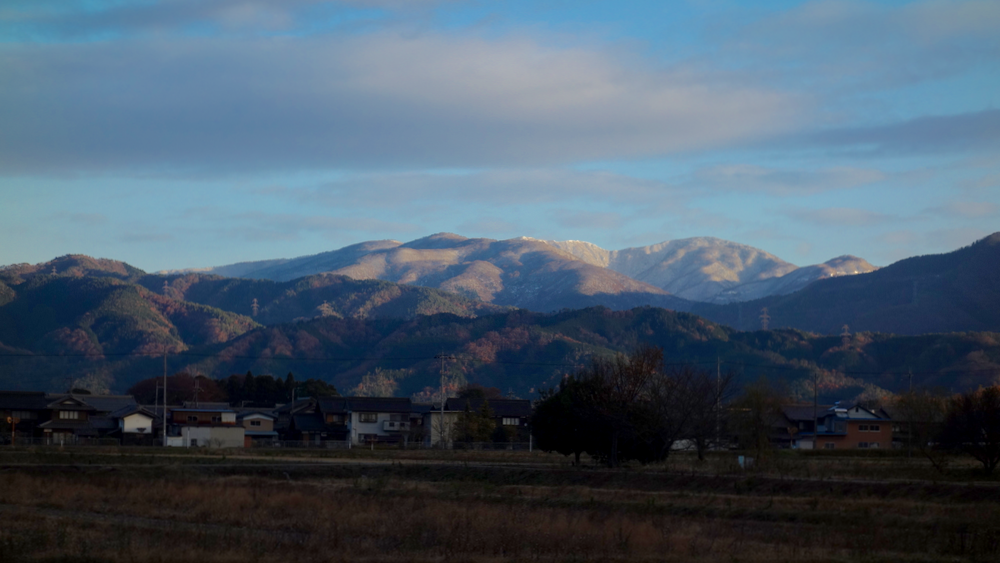 今朝の金糞山(一番奥の白い山)