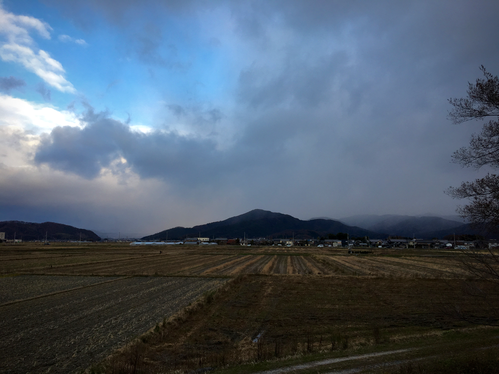 雪まじりの風の吹く朝