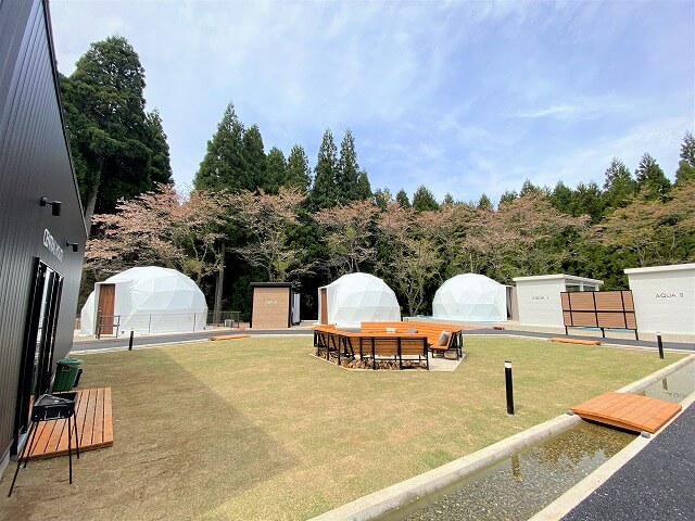 ルポの森でグランピングを楽しみながら、ネイチャートーンズの人気ギア