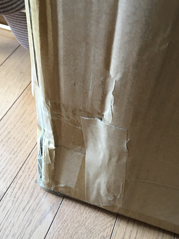 ベッドの部品が入った段ボール