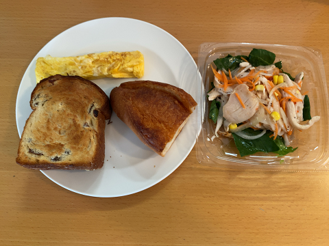 パン2個、卵焼き、サラダのお昼ご飯