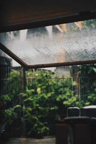 雨が降り続く