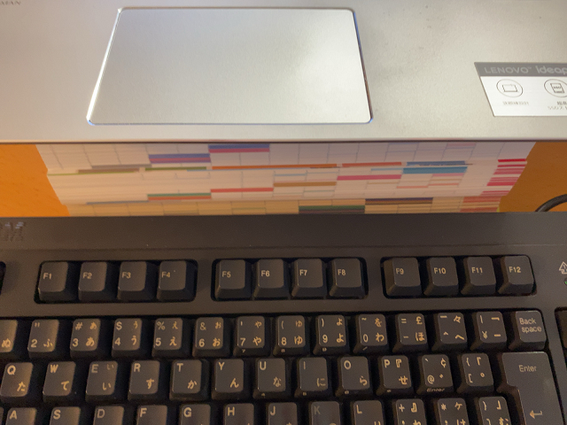 ノートパソコンを高い位置に置く