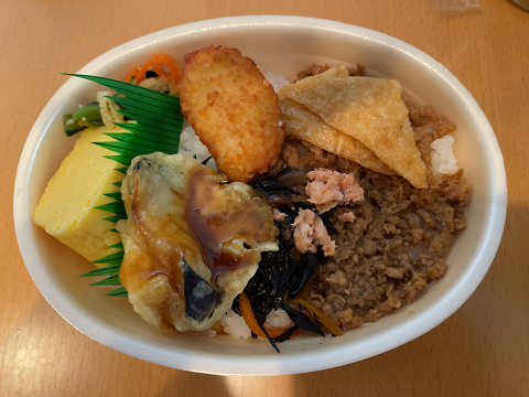 ほっともっとの、彩・鶏そぼろ弁当