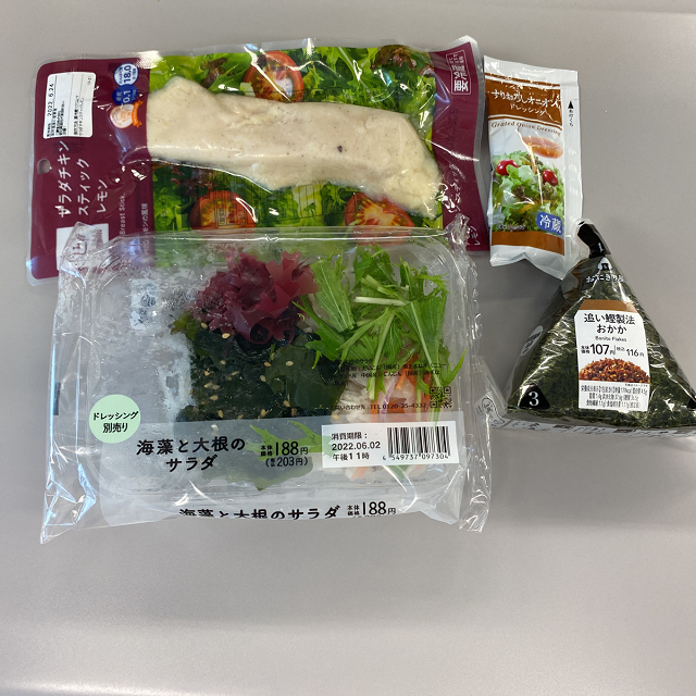 サラダチキン、野菜サラダ、おにぎりの組み合わせ2