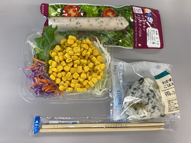 サラダチキン、野菜サラダ、おにぎりの組み合わせ3