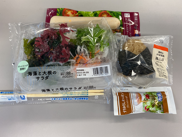 サラダチキン、野菜サラダ、おにぎりの組み合わせ4