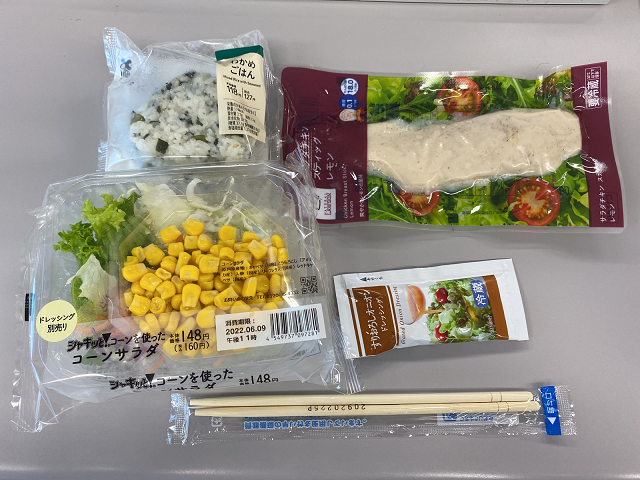 サラダチキン、野菜サラダ、おにぎりの組み合わせ5