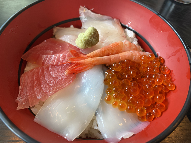 海鮮5種丼【A】(まぐろ、白身、いか、甘えび、いくら) 1,320円