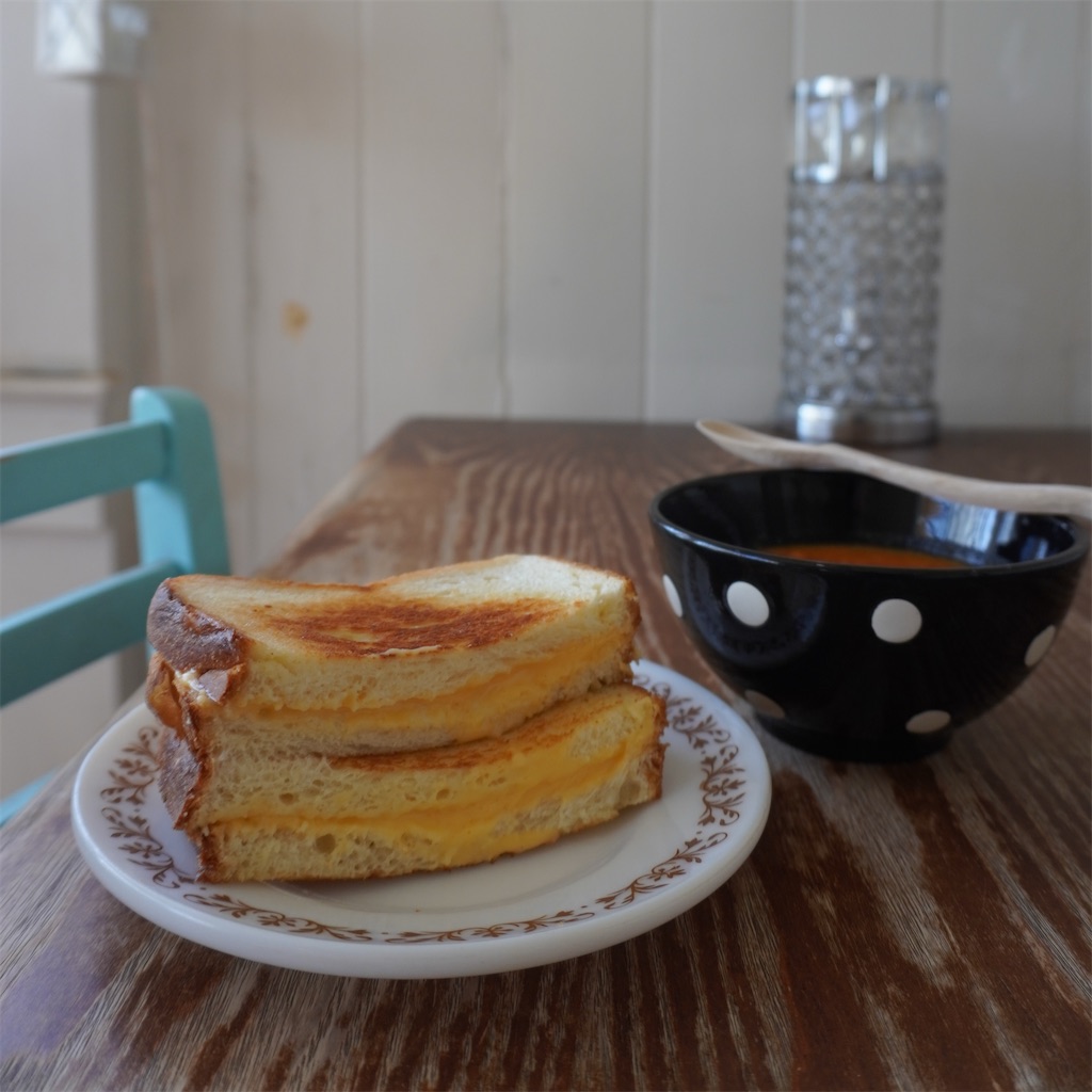 アメリカの朝食・チーズメルトサンドイッチとスープ