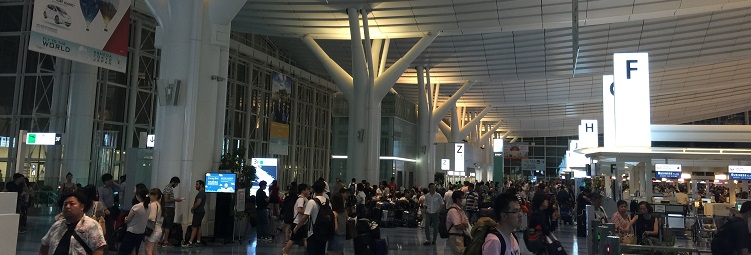 羽田空港のIカウンター付近の混雑具合