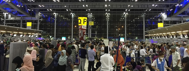 ８月の深夜のスワンナプーム空港の混み合い状況