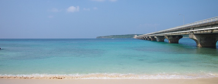 来間島へと続く橋と海岸の様子