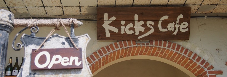 Kicks Cafe入り口の看板