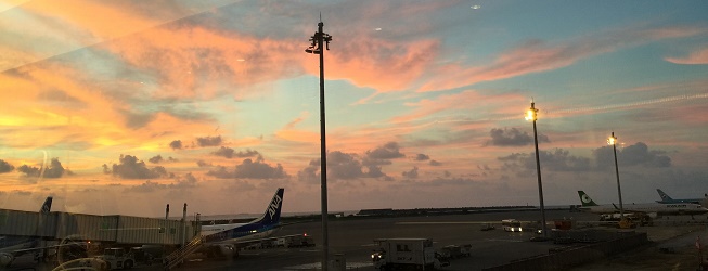 那覇空港のラウンジからみる夕日