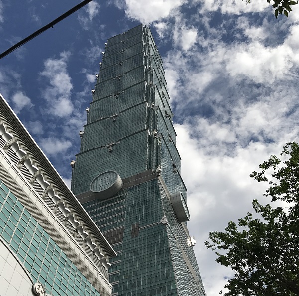 台北101タワーを見上げたところ