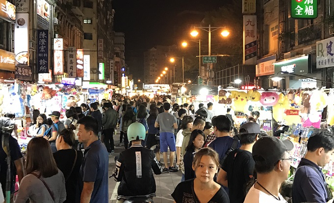 迪化街方面から歩いて来て寧夏夜市へ入って直ぐ