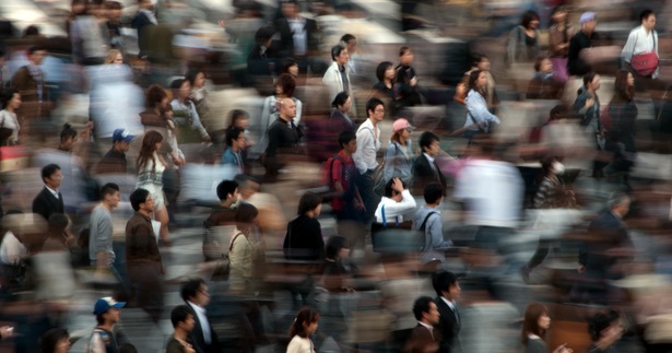 街を行き交う人々の群れ