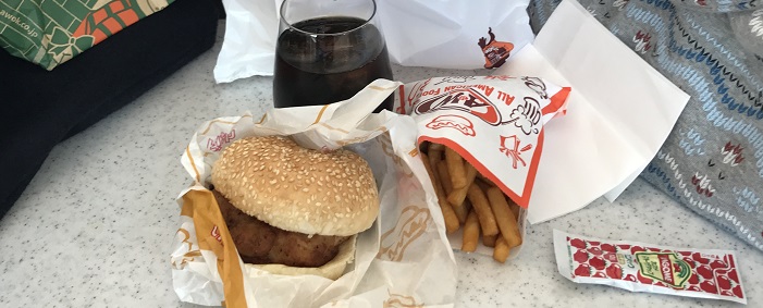 A&Wのチキンバーガーとスーパーフライをラウンジで食う