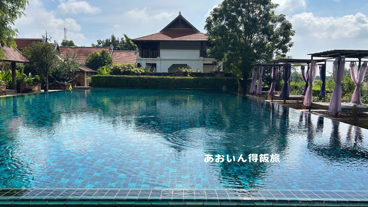 再びホテルのプール