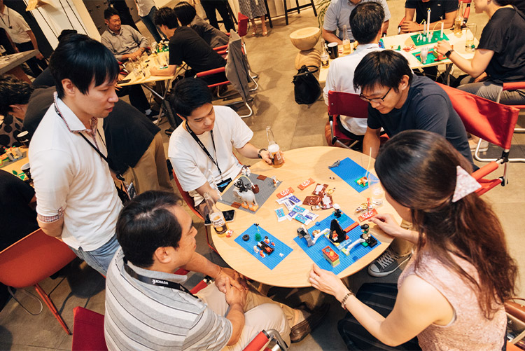 ワークショップ後半では、各自の作品から「コアとなるパーツ」を1つ抜き出し、そのパーツを元にグループで新たな作品を組み立てて、タイトルをつける作業に移った。