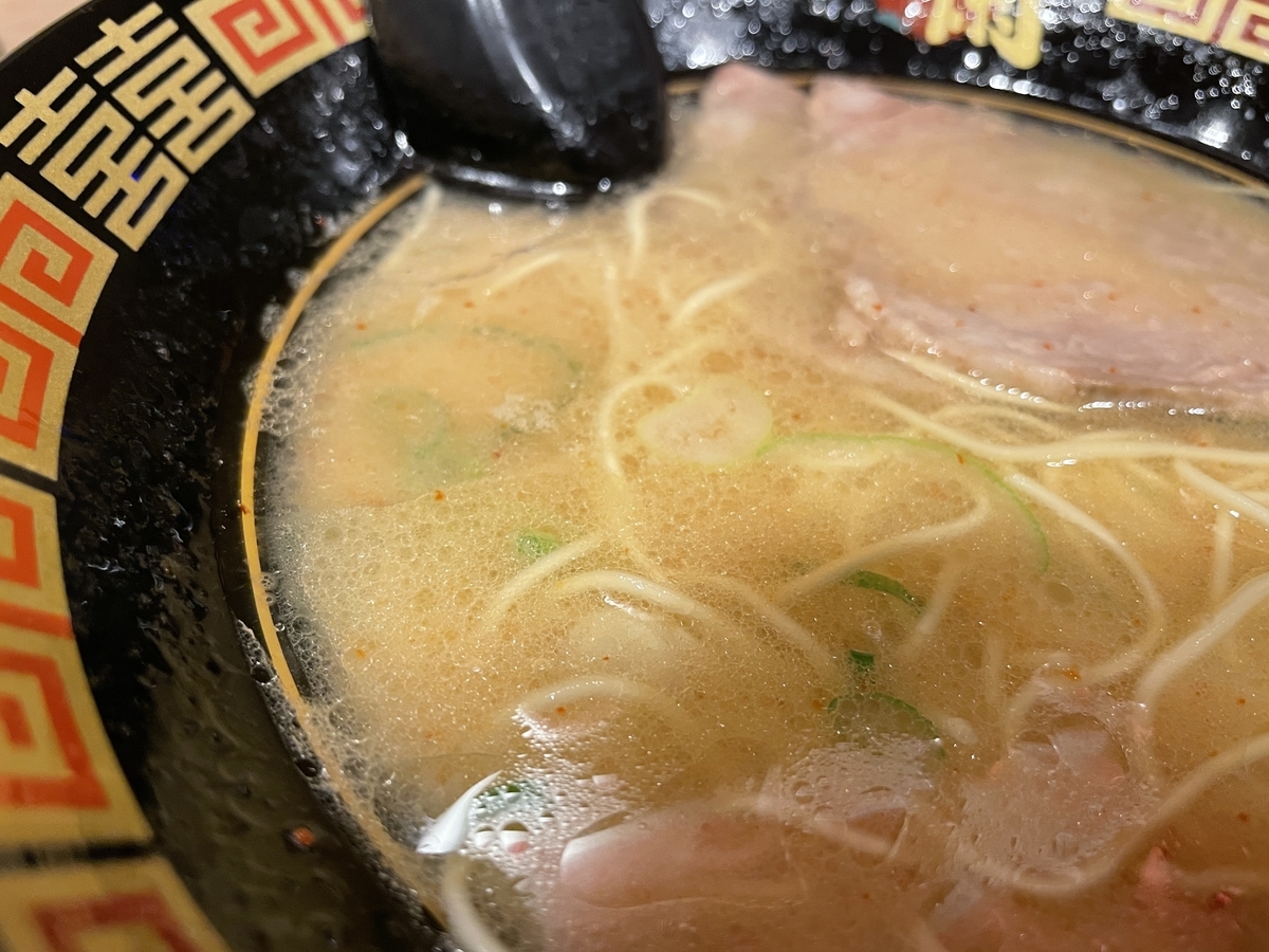 背脂いっぱいの一蘭のラーメン