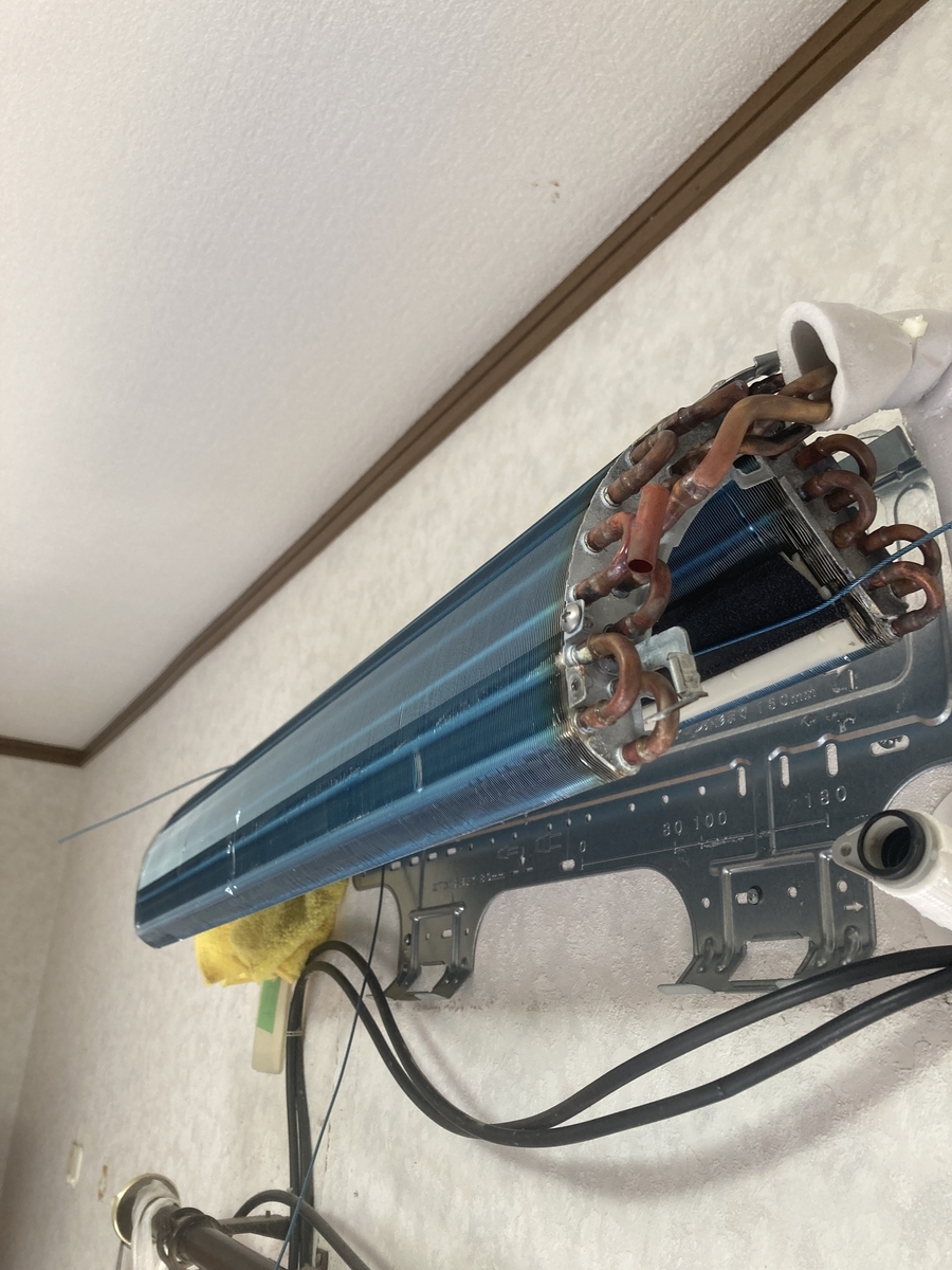 エアコンクリーニング TOSHIBA RAS-F221M 背抜き分解 - 中野さん