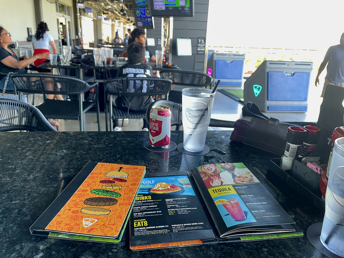 Topgolf Austinにて、まずは一杯