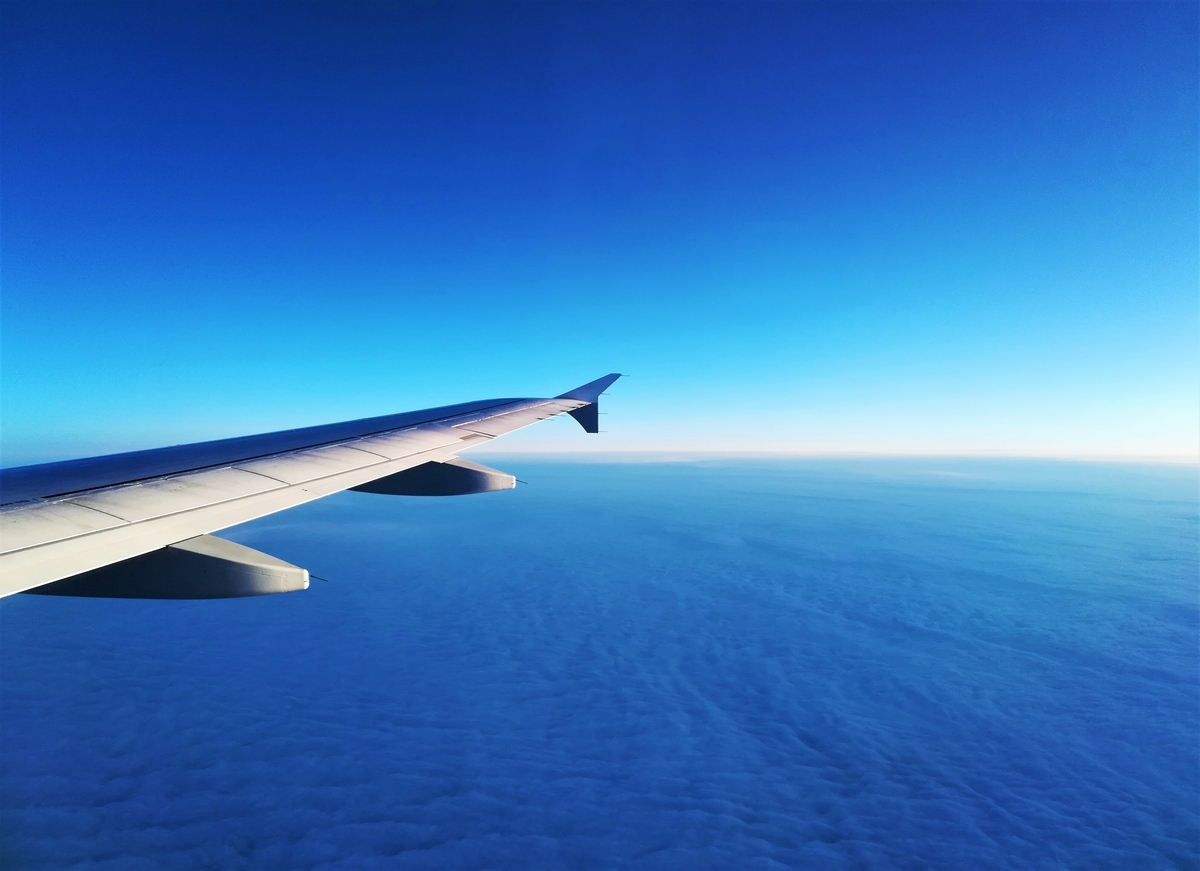 航空機　主翼と青空