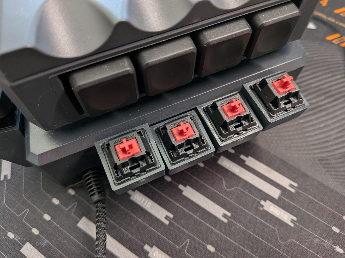 まるでロボットの操縦桿！ドイツ発の片手用デバイス「MoveMaster RSG-1