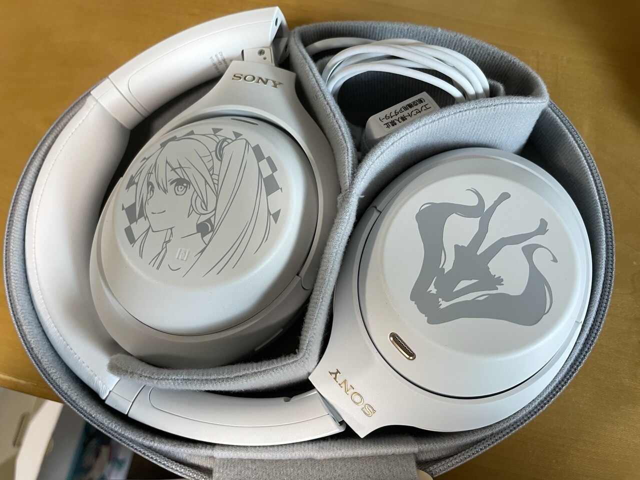 SONY - Sony WH-1000XM4/MK「初音ミク」コラボ ホワイト 購入特典付 ソニー、「初音ミク」とコラボした特別デザインのワイヤレス