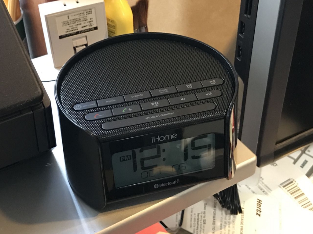 アメリカのホテルに置いてあるような目覚ましラジオを買う - IT