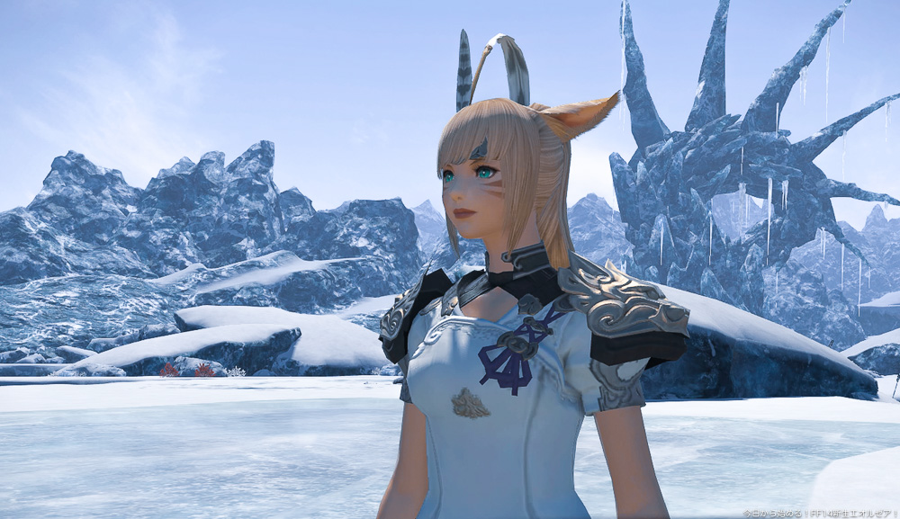 白い、伝統的なモンクの衣装を身につけているミコッテ族の女性。(FF14)