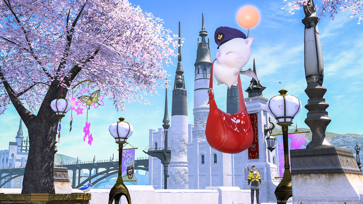 モグレターを届けてくれるレターモーグリと、背景にはプリンセスデーの飾り付けの桜とリムサの青空(FF14)