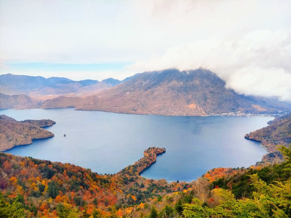 男体山と八丁出島 日光・中禅寺湖 半月山展望台と八丁出島 - どんな人生にも雨の日はある。