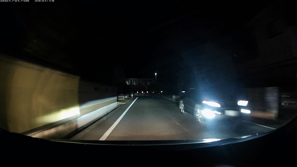 仕事場から2850m。自宅まで150mの地点。仕事場で2時間前にサーティーワンアイスクリームの話をしたばかりのこの夜、自宅近辺に登場した、お約束の嫌がらせ二けたナンバーは、・・31だった。