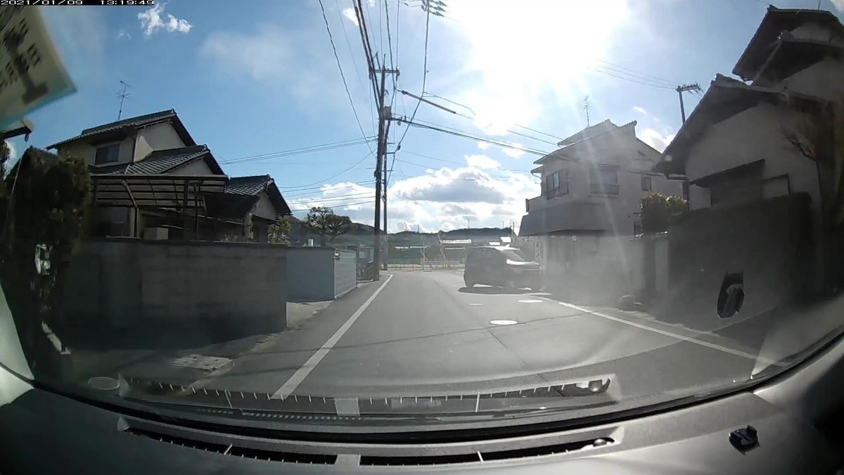 自宅から１５０ｍの地点。嫌がらせ容疑要件をダブルで満たす、青塗色の２桁ナンバーが、４台目の遭遇車として登場。累積データ取りの一環として、とりあえず記録。