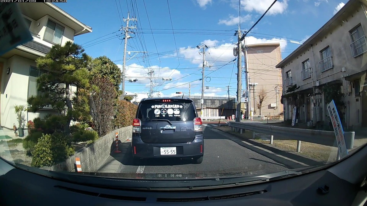 かつて６日連続で、別々の赤い車が待ち構え続けていたこともある、仕事場町内最初の信号交差点。この日も、５５５５と・・・９と嫌がらせ容疑塗色青系の３台が、ほぼ同時に登場。