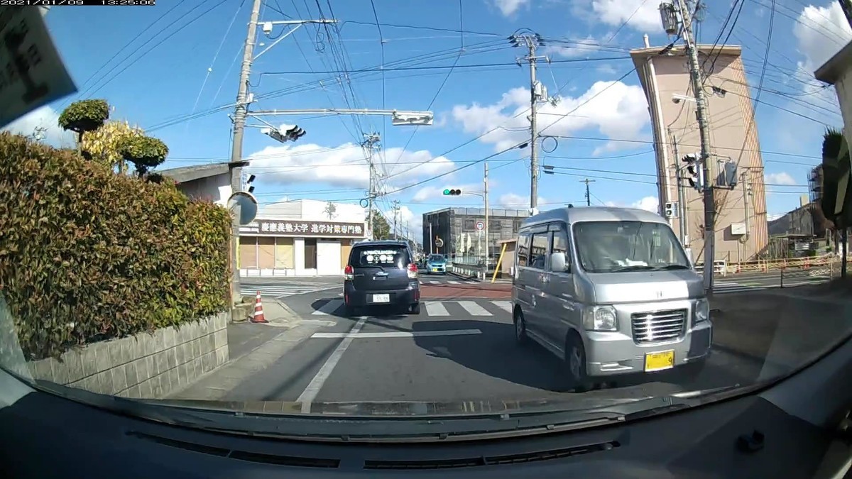 かつて６日連続で、別々の赤い車が待ち構え続けていたこともある、仕事場町内最初の信号交差点。この日も、５５５５と・・・９と嫌がらせ容疑塗色青系の３台が、ほぼ同時に登場。