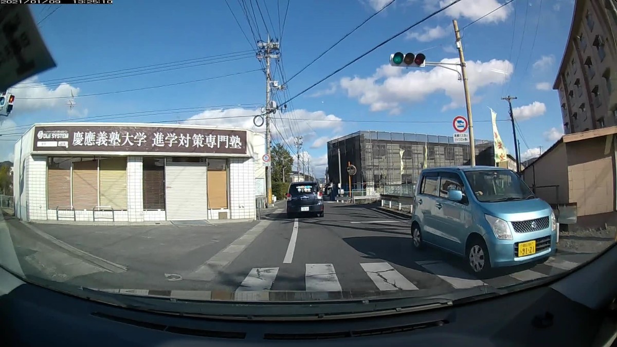 かつて６日連続で、別々の赤い車が待ち構え続けていたこともある、仕事場町内最初の信号交差点。この日も、５５５５と・・・９と嫌がらせ容疑塗色青系の３台が、ほぼ同時に登場。