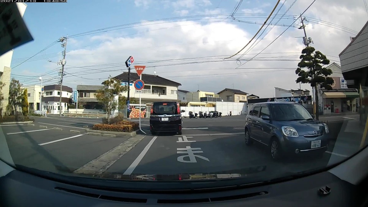 自宅から390mの地点。6台目の遭遇車が青系塗色。ベリーサ、岡山530せ8863。