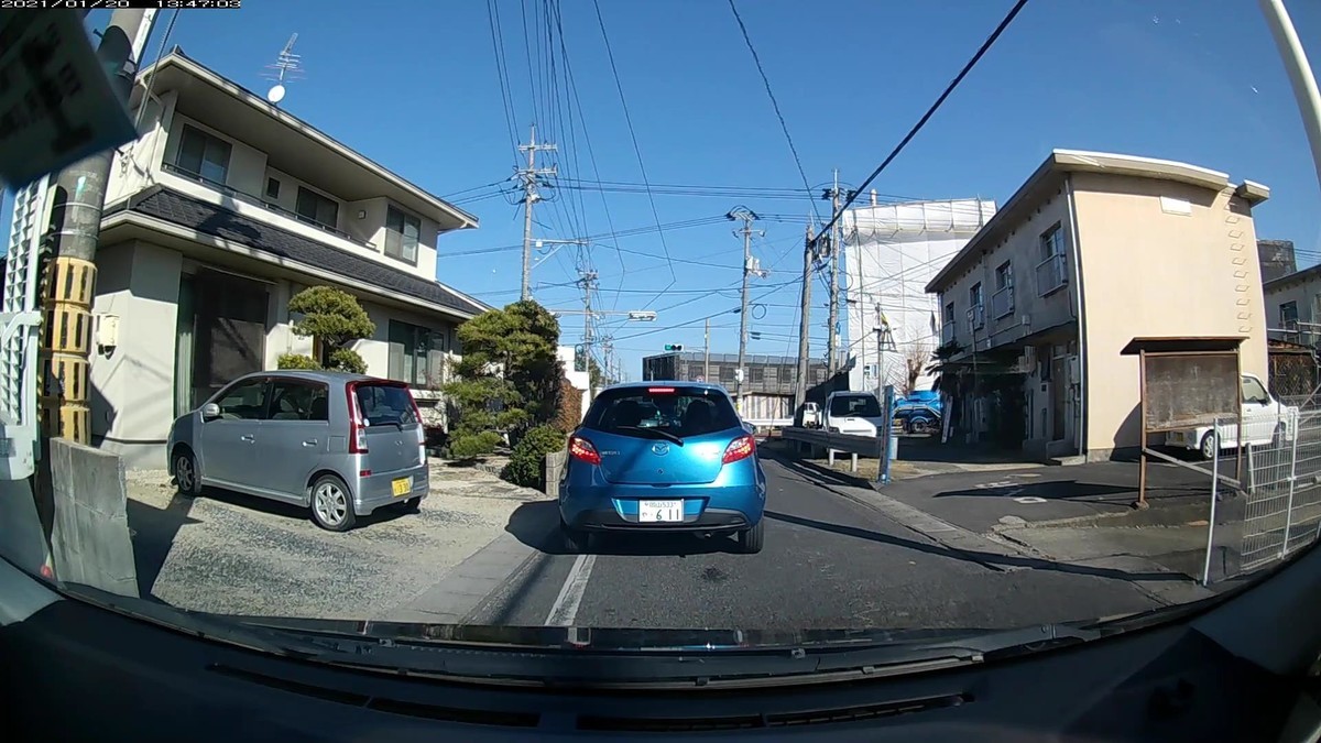 次は、かつては赤い車が6日連続で待ち構えていたこともある仕事場町内最初の信号交差点。青赤青の順で、嫌がらせ容疑車が次々に登場しました。嫌がらせ容疑要件をダブルで満たす赤い1118のフィットが現れました。先月から遭遇5度目にもなる特定容疑車です。何時にそこを通っても、同じような場所で遭遇します。仕事場の目の前で路肩駐車し、真っ赤なジャケットを着た乗員二人が、車を降りていたこともあります。何かの業者であることは確実そうです。業務のついでの悪意でしょうか。