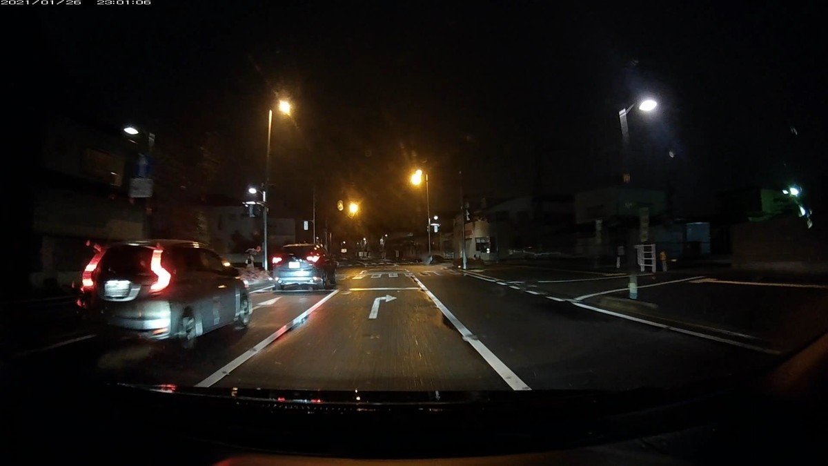 ①フィット　銀　　岡山５６５　り　・・５５　　　８０ｍ　（２桁ナンバー）  ②ＳＵＶ　　黒　　岡山３０１　は　・４１４　　１００ｍ　（２連続『・』始まりナンバー）　  ③デイズ　　青　　〇〇〇〇〇　〇　３０３０　１７００ｍ　（青塗色＆暴走気味）  ④スイフト　パト　岡山８００　す　９４８８　２０００ｍ   