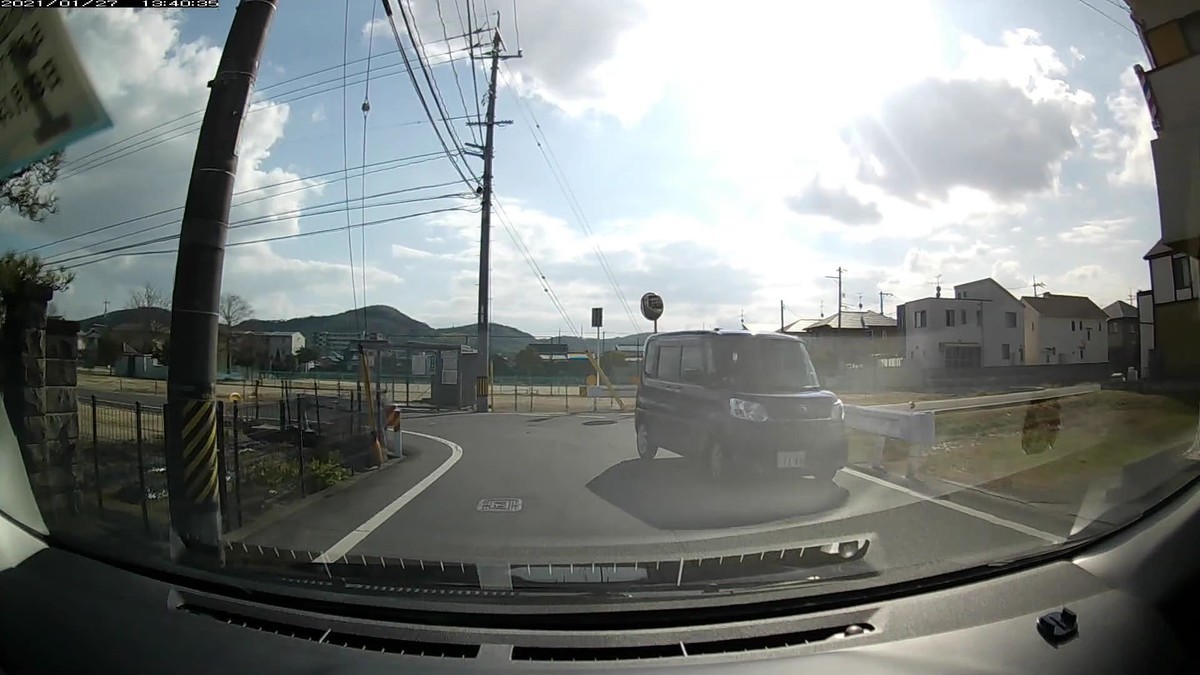 自宅から１９０ｍの地点。２台目の遭遇車も、嫌がらせ容疑塗色だった。青塗色のタント。次に現れた車が、特定容疑車アルトだったため、このタントも記録することとなった。