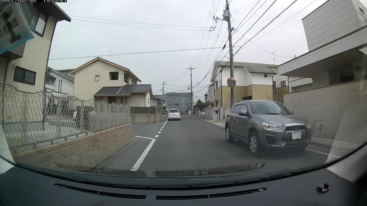 ー自宅４００ｍ圏内遭遇容疑車ー  （１１台遭遇。その内の４台が毎日の嫌がらせ容疑要件満足。）  〇遭遇順　車種　塗色　ナンバー　　　　　【走行距離】嫌がらせ容疑要件     ①タント　　桃　岡山５８１　た　２２２５【　　５０ｍ】いきなり４桁中３桁同字  ②エブリイ　白　岡山４８３　た　・１４１【　　５０ｍ】３桁ナンバー  ②ＲＶＲ　　灰　岡山３３４　る　・２２７【　　６０ｍ】３桁ナンバー  ④トコット　桃　三河５８３　せ　・・・７【　１８０ｍ】１桁ナンバー