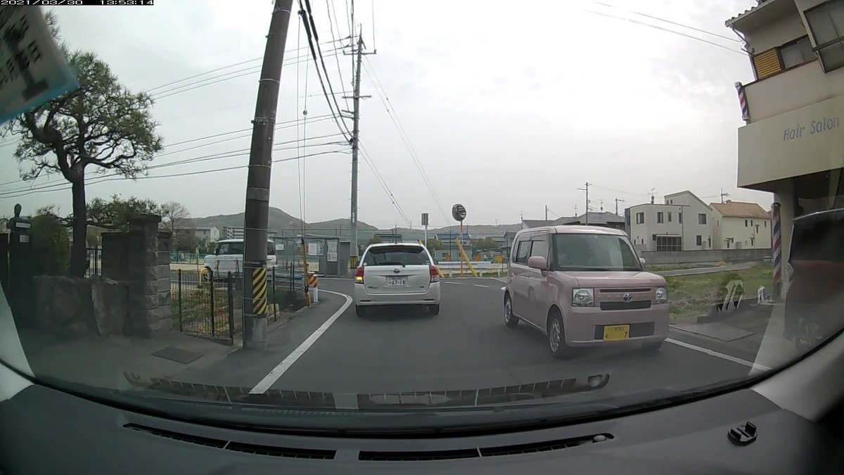 ー自宅４００ｍ圏内遭遇容疑車ー  （１１台遭遇。その内の４台が毎日の嫌がらせ容疑要件満足。）  〇遭遇順　車種　塗色　ナンバー　　　　　【走行距離】嫌がらせ容疑要件     ①タント　　桃　岡山５８１　た　２２２５【　　５０ｍ】いきなり４桁中３桁同字  ②エブリイ　白　岡山４８３　た　・１４１【　　５０ｍ】３桁ナンバー  ②ＲＶＲ　　灰　岡山３３４　る　・２２７【　　６０ｍ】３桁ナンバー  ④トコット　桃　三河５８３　せ　・・・７【　１８０ｍ】１桁ナンバー