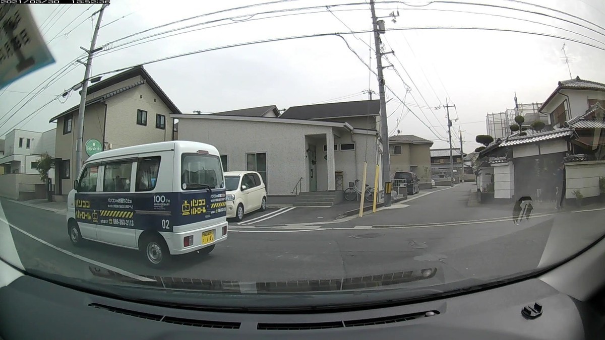 ー自宅４００ｍ圏内遭遇容疑車ー  （１１台遭遇。その内の４台が毎日の嫌がらせ容疑要件満足。）  〇遭遇順　車種　塗色　ナンバー　　　　　【走行距離】嫌がらせ容疑要件     ①タント　　桃　岡山５８１　た　２２２５【　　５０ｍ】いきなり４桁中３桁同字  ②エブリイ　白　岡山４８３　た　・１４１【　　５０ｍ】３桁ナンバー  ②ＲＶＲ　　灰　岡山３３４　る　・２２７【　　６０ｍ】３桁ナンバー  ④トコット　桃　三河５８３　せ　・・・７【　１８０ｍ】１桁ナンバー
