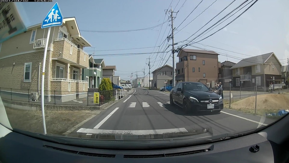 〇遭遇順　車種　塗色　ナンバー　遭遇地点までの走行距離　（容疑）  ①ゴミ収集　　青　岡山８００　す　４２３５　　　０ｍ　（いきなりの青）  ③デイズ　　　赤　岡山５８１　と　１３４７　　７０ｍ　（赤塗色）  ⑤メルセデス　黒　岡山３９５　ひ　・・１０　３００ｍ　（２桁ナンバー）