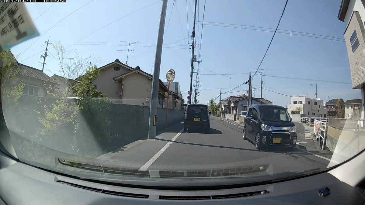  令和３年４月１０日㈯　     　自宅５００ｍ圏内遭遇車数６台。  　１台目と４、５、６台目が、毎日の嫌がらせ容疑要件満足。  　身に覚えのない、車の関係ない嫌がらせを様々受けつつこういう状況を毎日経験すると、偶発たり得ないと感じて当然である。人類の大方は、そういう下等種族。     〇遭遇順　車種　塗色　ナンバー　遭遇地点までの走行距離　（容疑）  ①ムーヴ　　黒　岡山５８３　ひ　８１８８　　５０ｍ（４桁中３桁同字ナンバー）  ④ルーミー　紺　岡山５１６　ら　１１１１　３００ｍ（４桁全同字＆青系塗色）  ⑤ムーヴ　　黒　岡山５９２　せ　・・・８　４００ｍ（１桁＆すれ違いざまに嘲笑顔）  ⑥ＮＢＯＸ　青　岡山５８１　か　７９０７　５００ｍ（青系塗色）